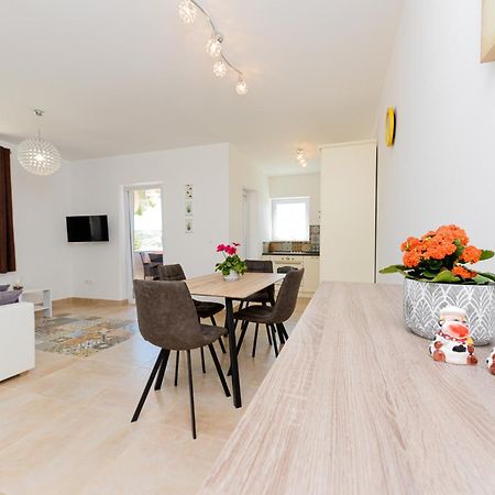 Apartments Amfora - Cozy And Modern Apartments For Up To 15 People, 100M From The Sea And Beach ستارا نوفالجا المظهر الخارجي الصورة