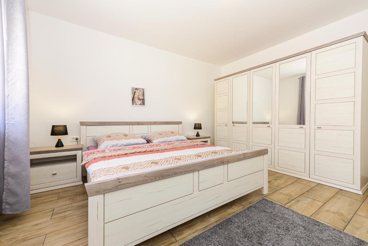 Apartments Amfora - Cozy And Modern Apartments For Up To 15 People, 100M From The Sea And Beach ستارا نوفالجا المظهر الخارجي الصورة