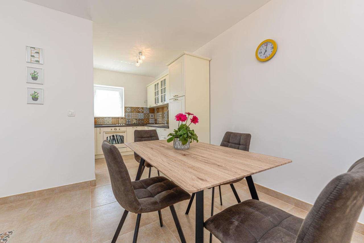 Apartments Amfora - Cozy And Modern Apartments For Up To 15 People, 100M From The Sea And Beach ستارا نوفالجا المظهر الخارجي الصورة